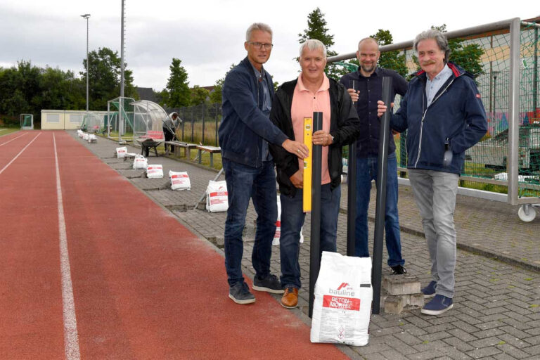 Der Ratsbeschluss wurde jetzt umgesetzt und auf der Sportanlage im Lindert eine Barriere zum Fußballfeld errichtet. Über den Stand der Arbeiten informierten sich (v.l.) Norbert Hölscher vom Sportamt, Thomas Overmann vom Werner SC, Arne Brämswig vom Kommunalbetrieb und Werbefachmann Roland Neijenhoff. Foto: WSC