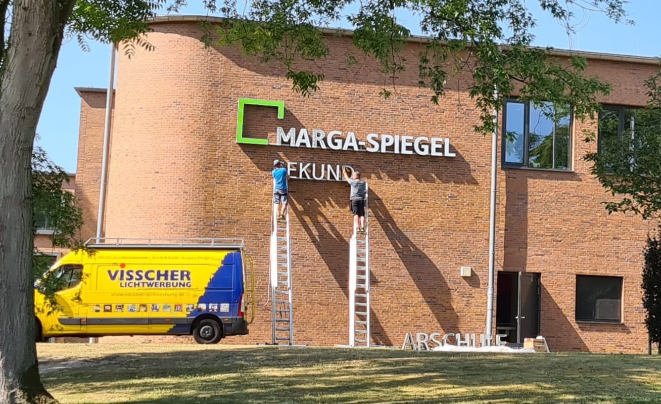 Die Marga-Spiegel-Schule erhält zum neuen Schuljahr endlich ihren Schriftzug. Foto: Wagner