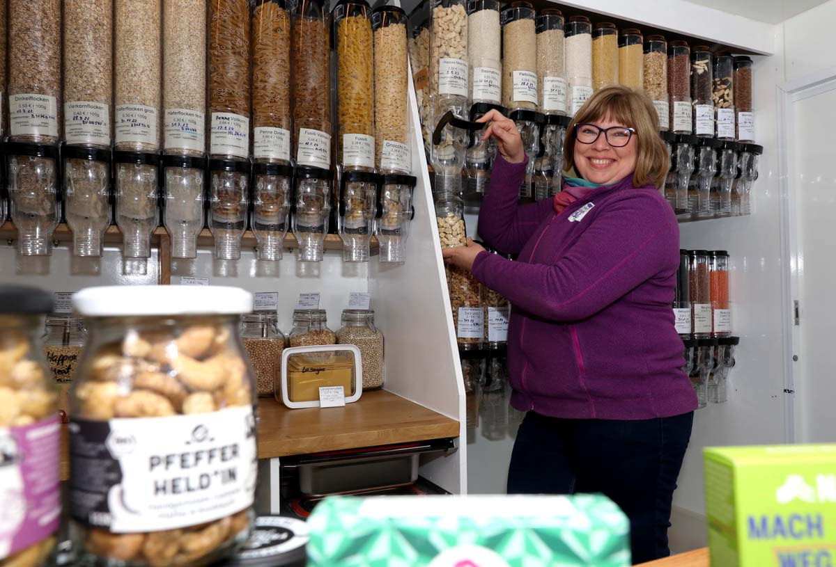 Mit ihrem mobilen Unverpackt-Laden bringt Marion van Aart lose Lebensmittel und nachhaltige Alternativen für Küche und Bad auf den Wochenmarkt. Foto: Volkmer
