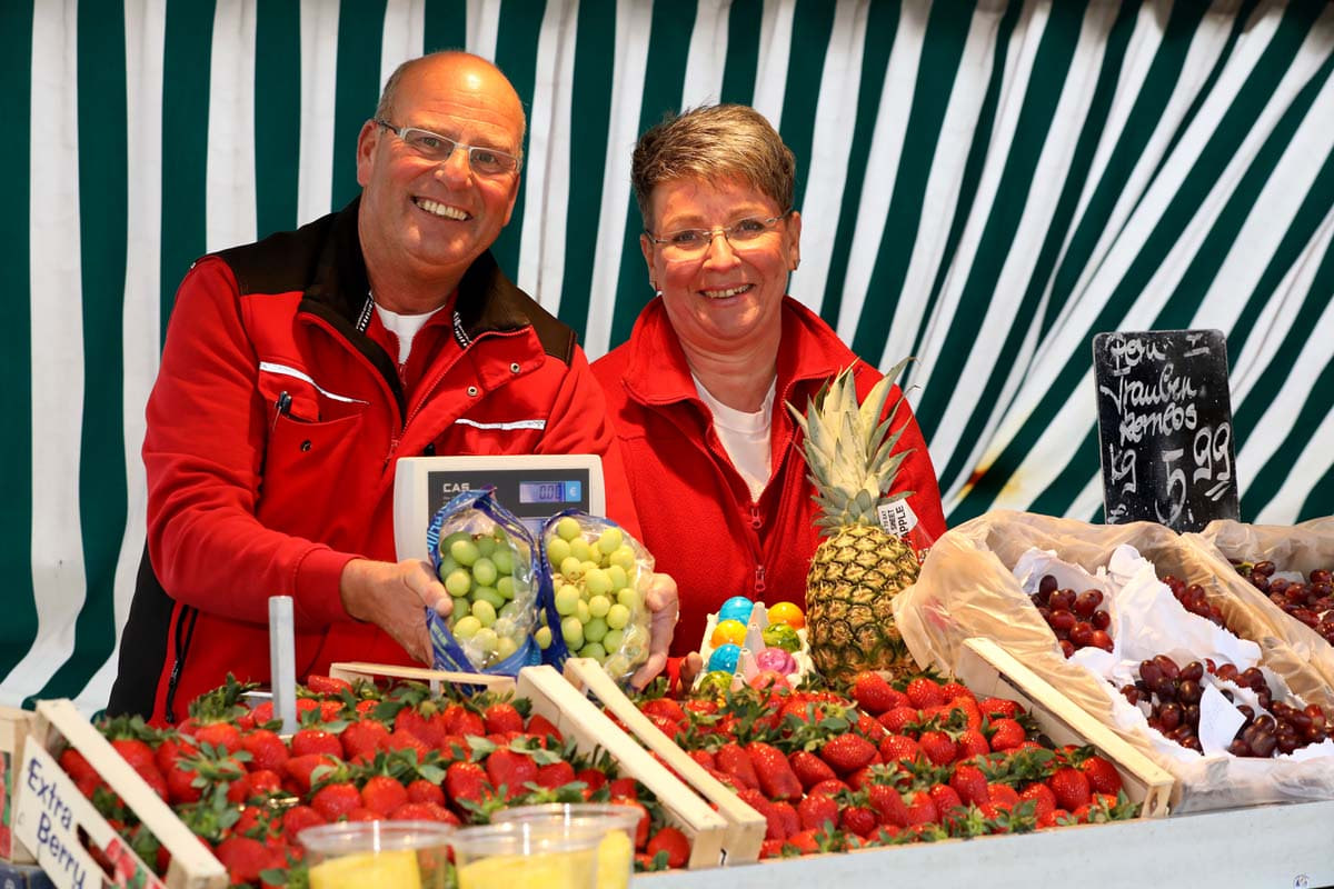 Susanne und Michael Hubracht gehören mit ihrem Angebot von Obst und Gemüse zu den Dauerbrennern des Wochenmarktes. Foto: Christoph Volkmer