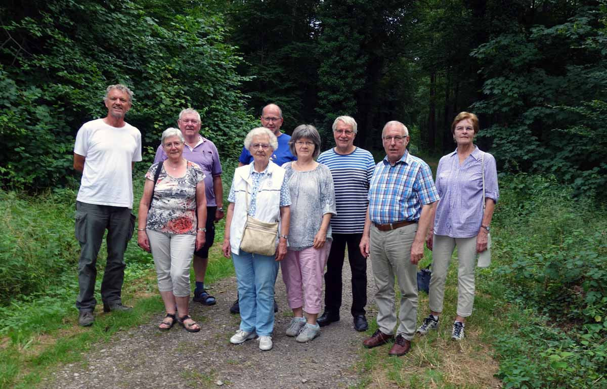 Mitglieder der Senioren-Union Werne unternahmen einen informativen Spaziergang durch den Cappenberger Wald. Foto: Reinhard Hasler