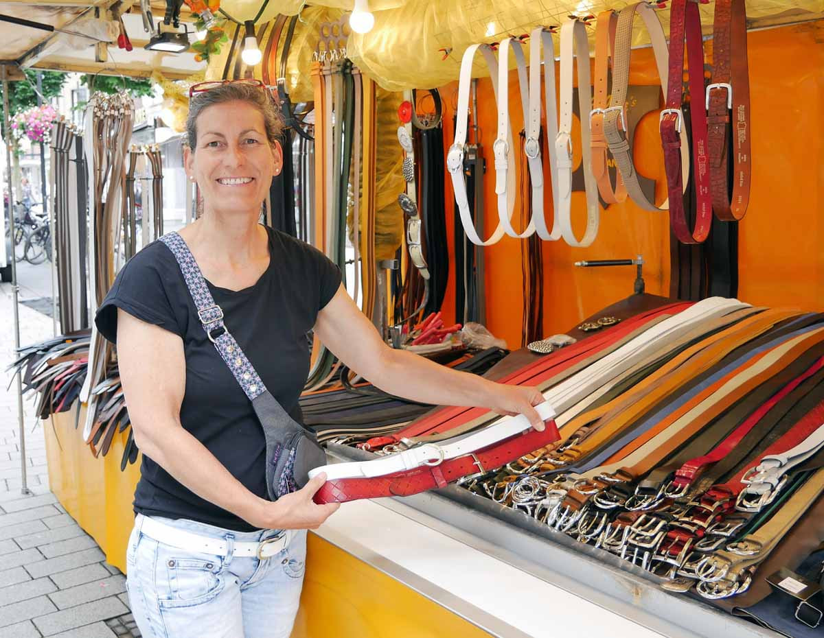 Silvia Melis ist auch mit einem Ledergürtelstand auf dem Werner Wochenmarkt vertreten. Foto: Gaby Brüggemann