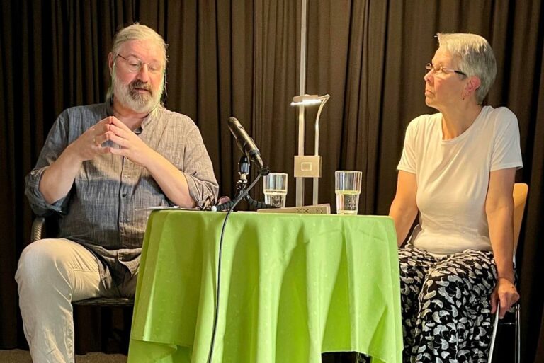 Roger Otten und Aloisia Kreienbaum lasen beim Kaffeehaus-Nachmittag im Flöz K. Foto: Monika Böhm