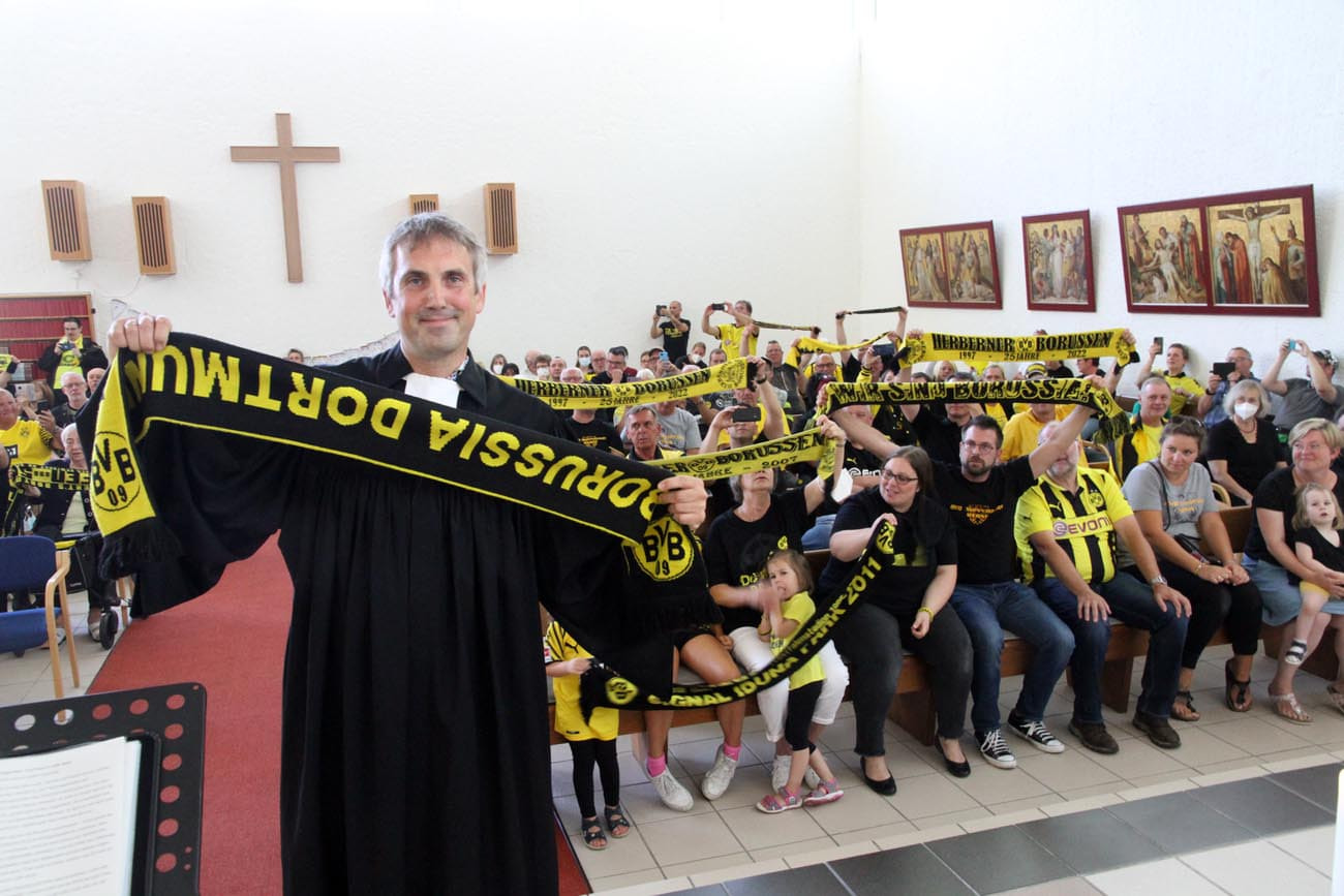 Pfarrer Alexander Meese feierte mit über 100 BVB-Fans einen Gottesdienst. Foto: Wagner