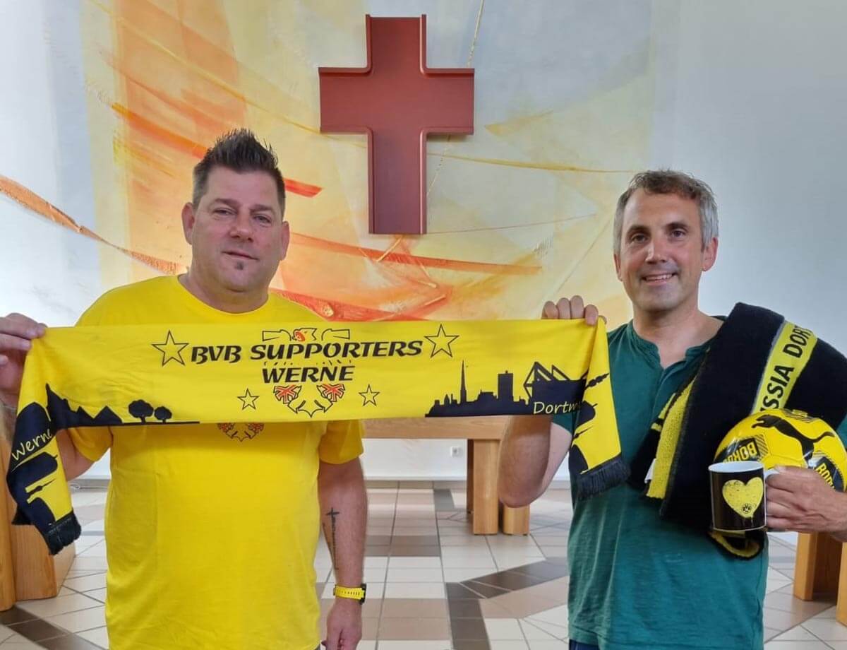Pfarrer Alexander Meese und Maik Jankowski, Vorsitzender der BVB Supporters, laden zu einem besonderen Fußball-Gottesdienst ein. Foto: Privat