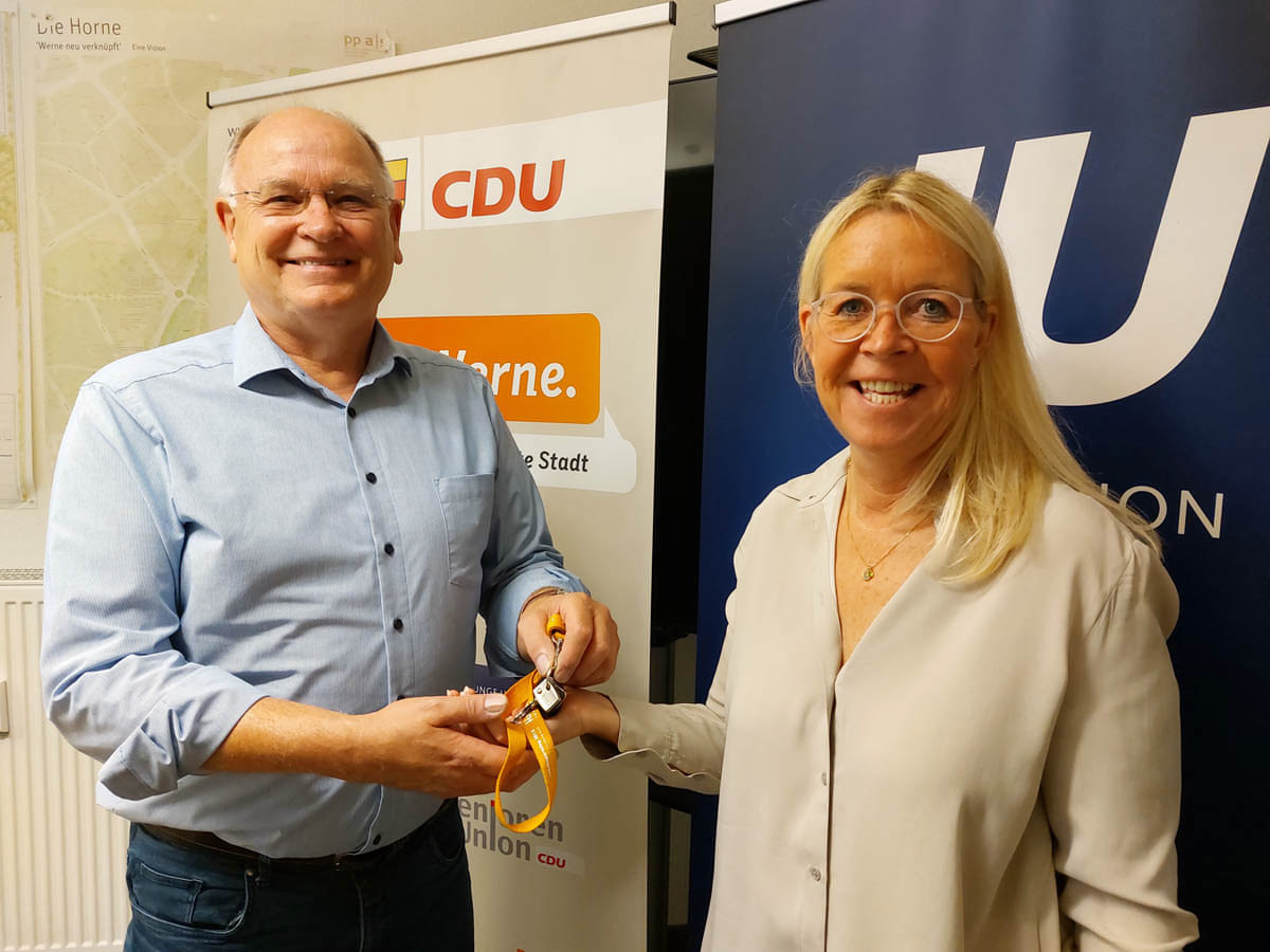 Symbolische Schlüsselübergabe für die Räumlichkeiten der CDU in Werne: Willi Jasperneite gibt den Fraktionsvorsitz an Uta Leisentritt ab, bleibt aber Mitglied im Stadtrat. Foto: Wagner