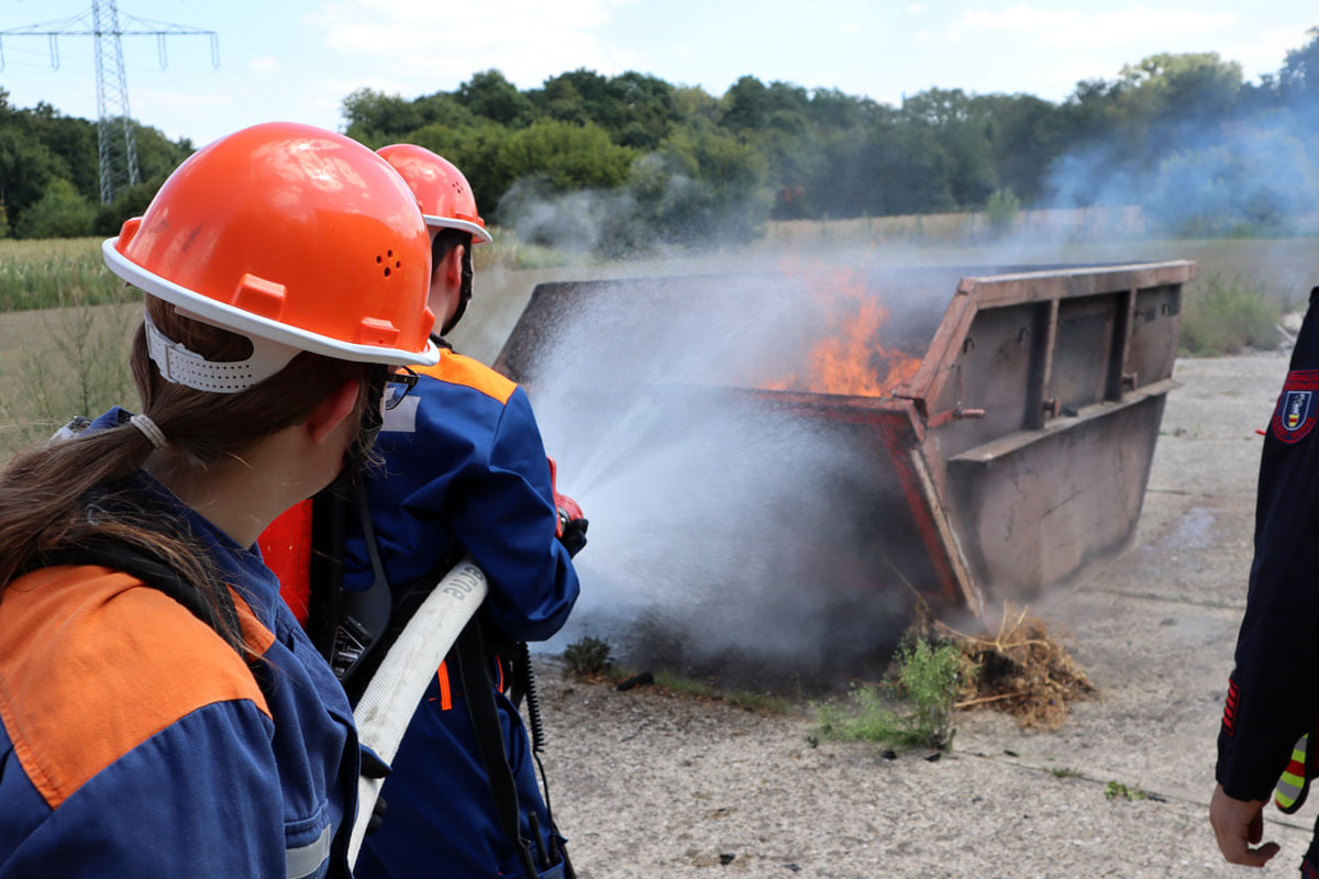 Die Jugendlichen löschten bei ihrer 24-Stunden-Übung auch einen Containerbrand. Foto: Feuerwehr Werne
