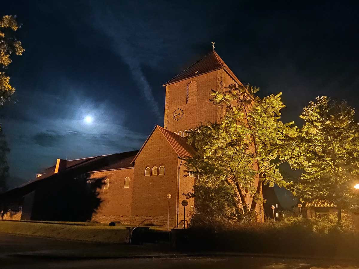 Auch die Kirche Maria Frieden wird nur noch eingeschränkt beleuchtet. Foto: Rottmann