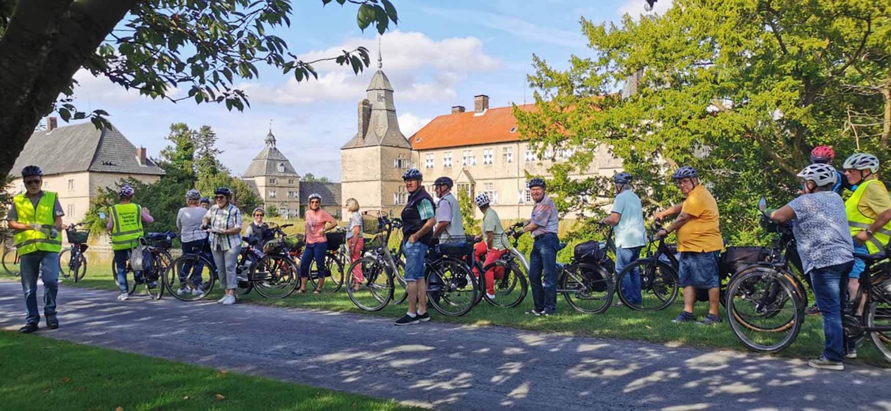 Bei der Kolping-Radtour ging es diesmal zum Schloss Westerwinkel. Foto: Elisabeth Schwert