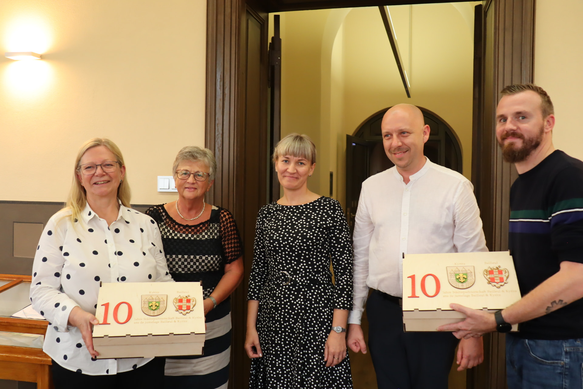 Bürgermeisterin Nora Görke begrüßte Marita Funhoff aus Werne, die Stadtsekretärin Magda Karawczyk aus Walcz sowie Florent Vandenabeele und Cyril Fernagu aus Bailleul (.l.).  Foto: Stadt Kyritz