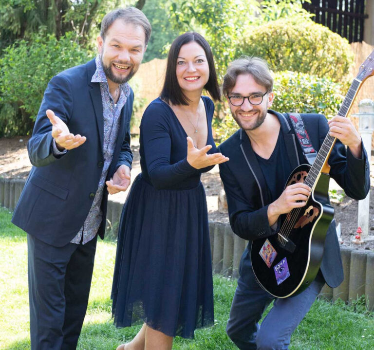 Das Trio MarTiNi tritt unter anderem zugunsten der Ukraine in der Musikschule Margarita auf. Foto: Privat