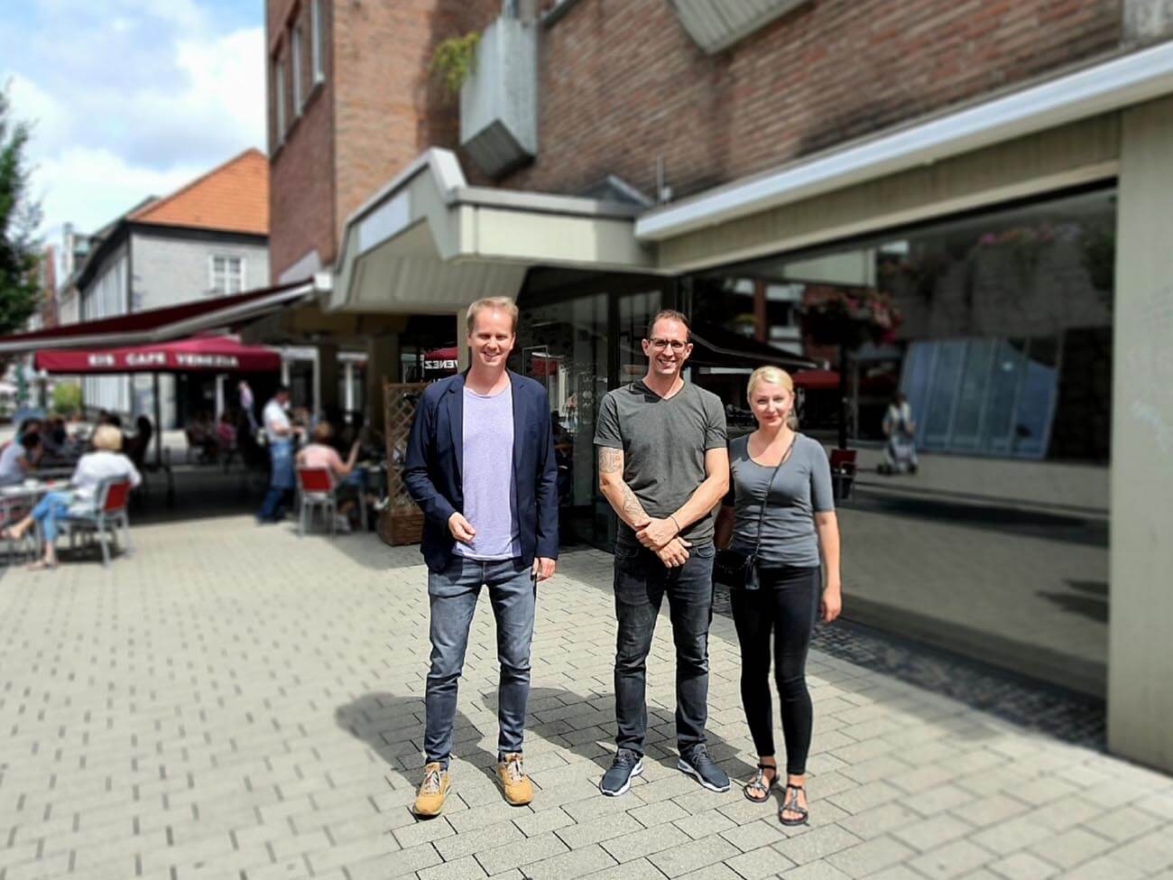 Philipp Cramer (links) von der Wirtschaftsförderung steht den künftigen Ladeninhabern Anna und Raphael Dettmann zur Seite. Foto: WiFö Werne