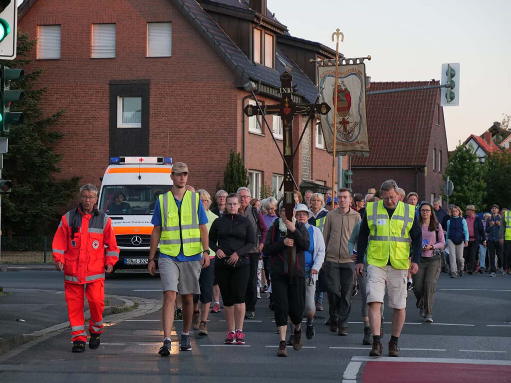 Etwa 150 Menschen aus Werne zogen in den frühen Morgenstunden hinter dem Pilgerkreuz aus dem Kapuzinerkloster durch die Stadt in Richtung Werl. Foto: Anke Barbara Schwarze