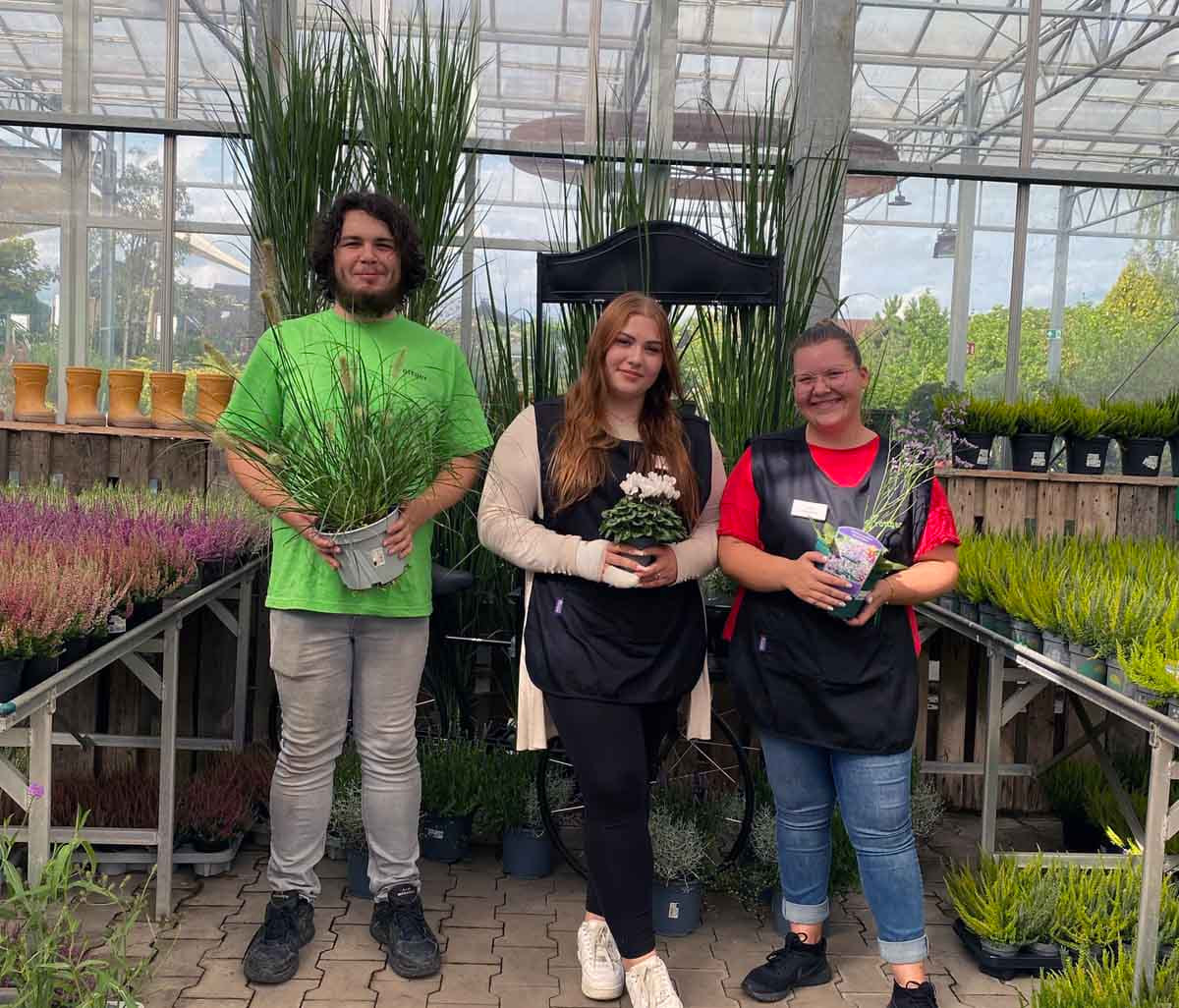 Drei neue Auszubildende starteten im Garten-Center röttger ins Berufsleben. Foto: Privat