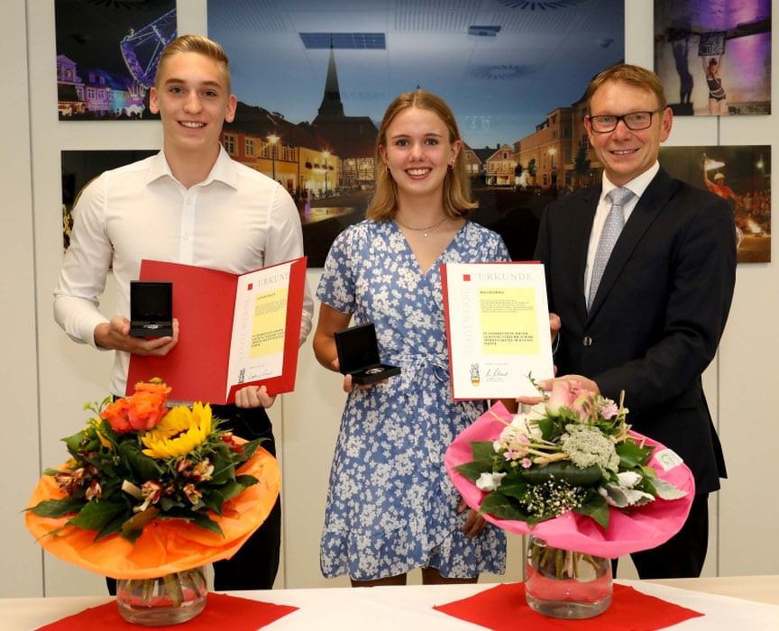 Die Sportplakette 2021 überreichte Bürgermeister Lothar Christ an Ida Lefering und Jan Holtmann. Foto: Volkmer