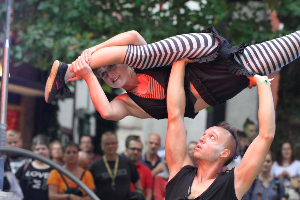 Das Straßen-Festival lockte schon am Freitag zahlreiche Zuschauer mit atemberaubenden Acts in die Innenstadt. Foto: Isabel Schütte