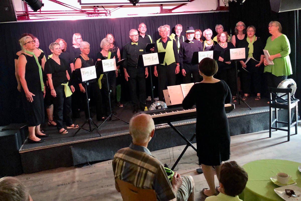 Machte und hatte Spaß: der A-cappella-Chor TonArt beim Auftritt im flözK. Foto: Constanze Rauert