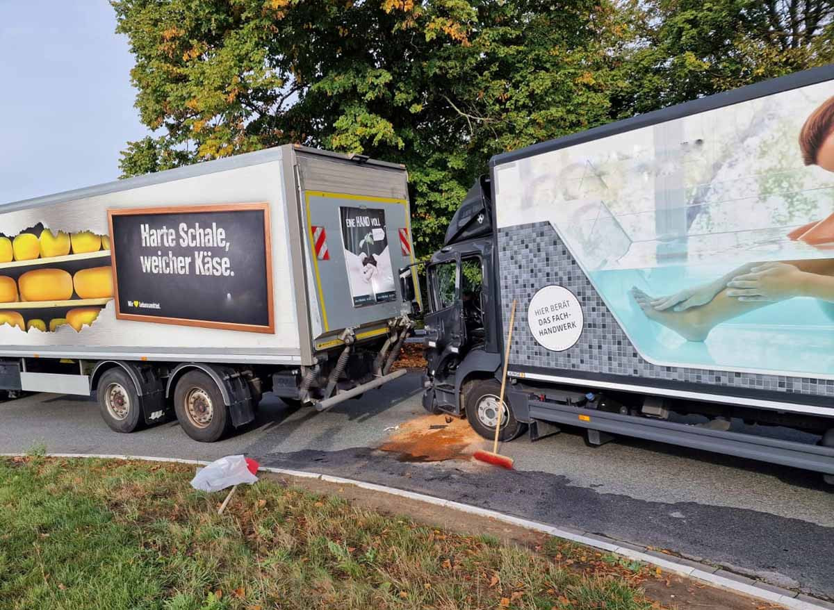 Zu einem Auffahrunfall zwischen zwei Lastkraftwagen kam es am Montagmorgen am Kreisverkehr Nordlippering/Capeller Straße. Foto: Feuerwehr Werne