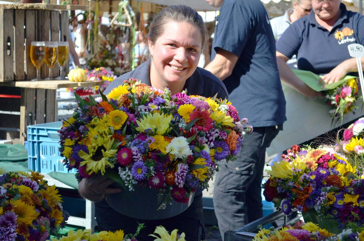 Herbstliche Blumensträuße gehören zum Bauern- und Handwerkermarkt dazu, genau wie Kürbisse und ein herzhafter Imbiss. Archivfoto: Alexandra Prokofev