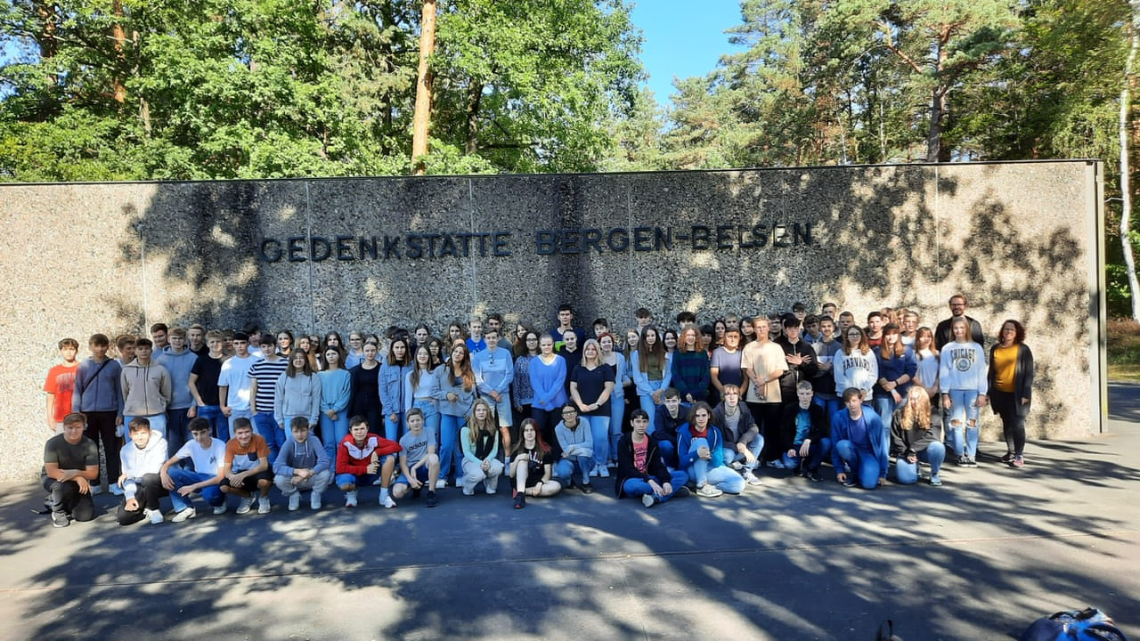 Zur Gedenkstätte Bergen-Belsen reiste die Jahrgangsstufe EF des Anne-Frank-Gymnasiums. Das Foto zeigt die Gruppe und die Lehrkräfte Andreas Schmidt und Katrin Beimdiek (ganz rechts). Foto: AFG