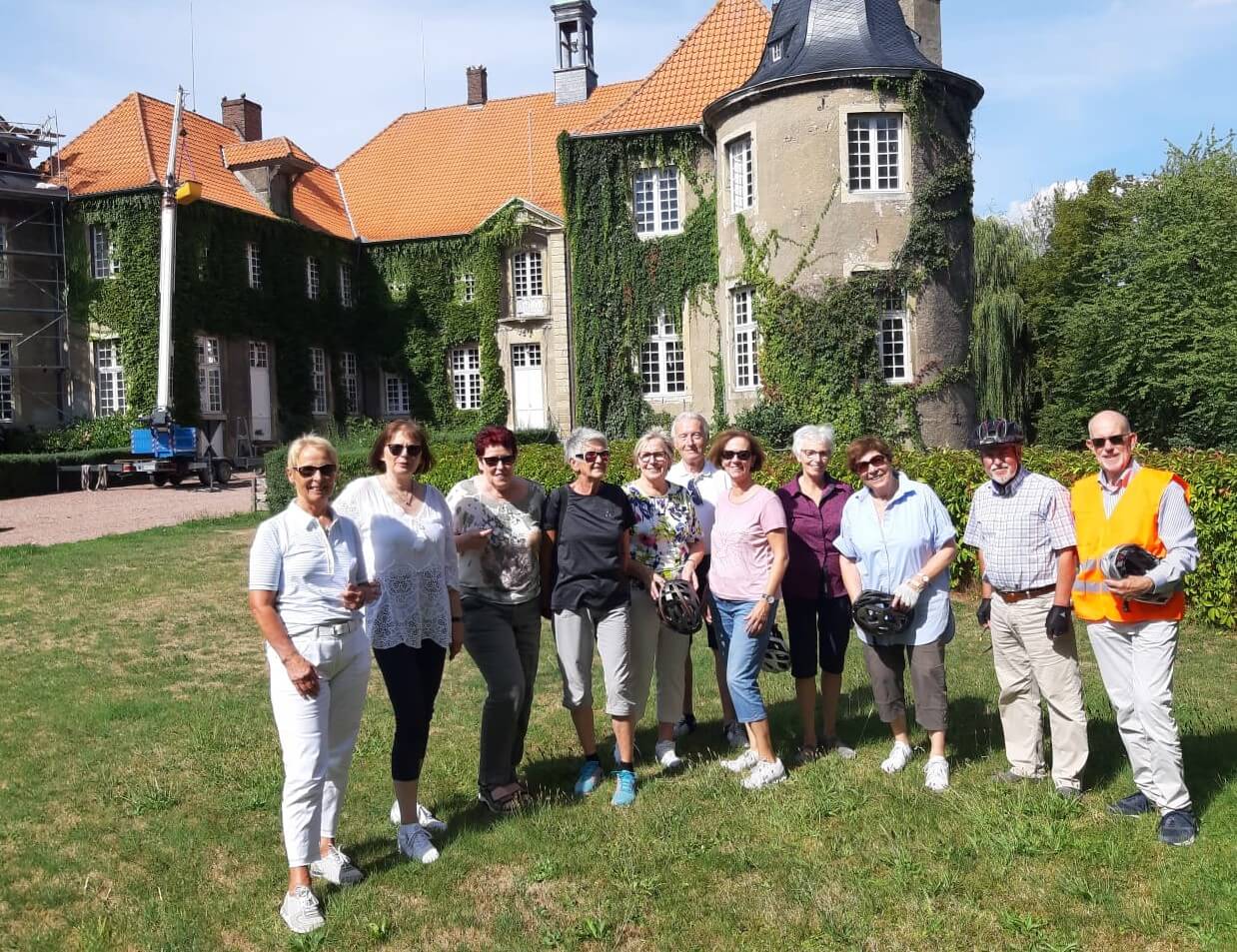 Die Teilnehmenden der Radtour des Internationalen Clubs Werne besuchten auf ihrer Fahrt einige Burgen im Münsterland. Foto: ICW