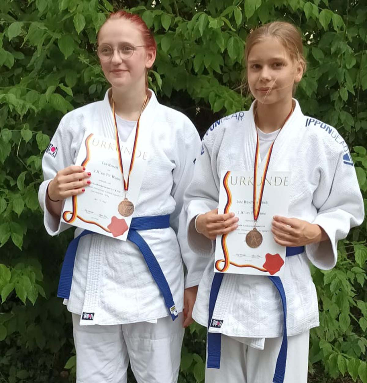 Lea Konert (links) und Jule Rüschenschmidt vertraten den TV Werne Judo erstklassig bei den Landeseinzelmeisterschaften in Lünen. Foto: TVW