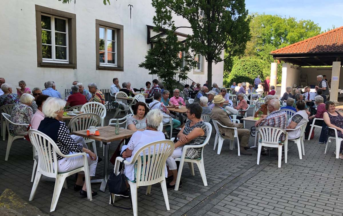 Mit Kaffee und Kuchen lockt die Kolpingsfamilie am Sonntag wieder in den Klostergarten. Foto: Benno Jäger