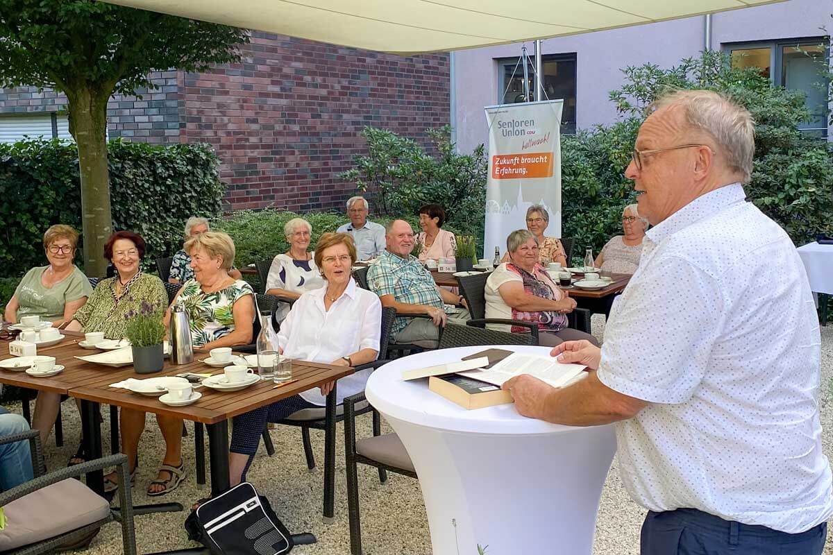 Zum Klönnachmittag der Senioren-CDU las Pfarrer Hartmut Marks zwei Kurzkrimis vor. Foto: Hasler