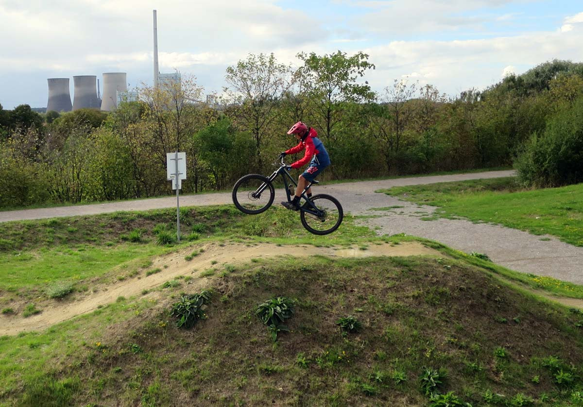 Im Lippe-Park in Hamm-Herringen probten die Mountainbiker in Werne einige Sprünge, bevor Bürgermeister Lothar Christ ihnen einen Vorschlag unterbreitete. Foto: Stadt Werne
