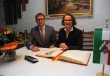 Ministerin Ina Scharrenbach trug sich am Rande der Übergabe des Förderbescheids ins Goldene Buch der Stadt Werne ein. Foto: Klaus Brüggemann