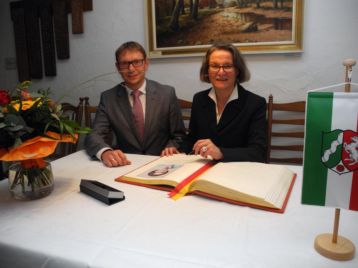 Ministerin Ina Scharrenbach trug sich am Rande der Übergabe des Förderbescheids ins Goldene Buch der Stadt Werne ein. Foto: Klaus Brüggemann