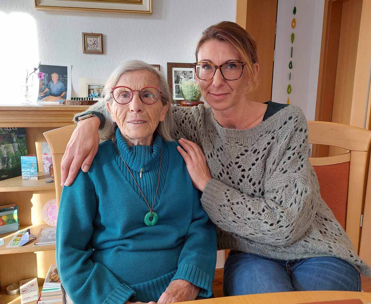 Gerda Kotyrba (links) hat in Seniorenbegleiterin Karina Lux auch eine gute Freundin gefunden. Foto: Wagner