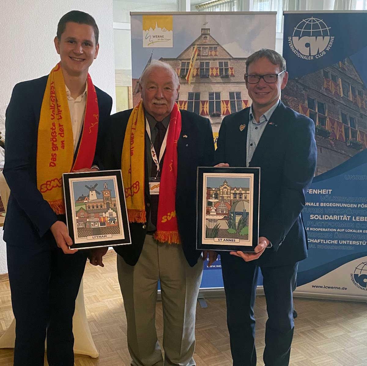 Benedict Dammermann (links), Vorsitzender des Internationalen Clubs Werne, begrüßte zusammen mit Bürgermeister Lothar Christ (rechts) Tony Ford (Lytham St. Annes). Foto: Viefhues