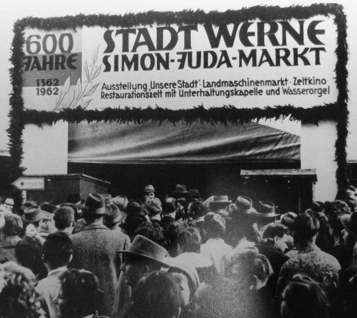 Durch diesen geschmückten Zelteingang drängten sich während der vier Kirmestage 1962 Tausende von Besuchern. Foto: Archiv Sim-Jü-Verlag
