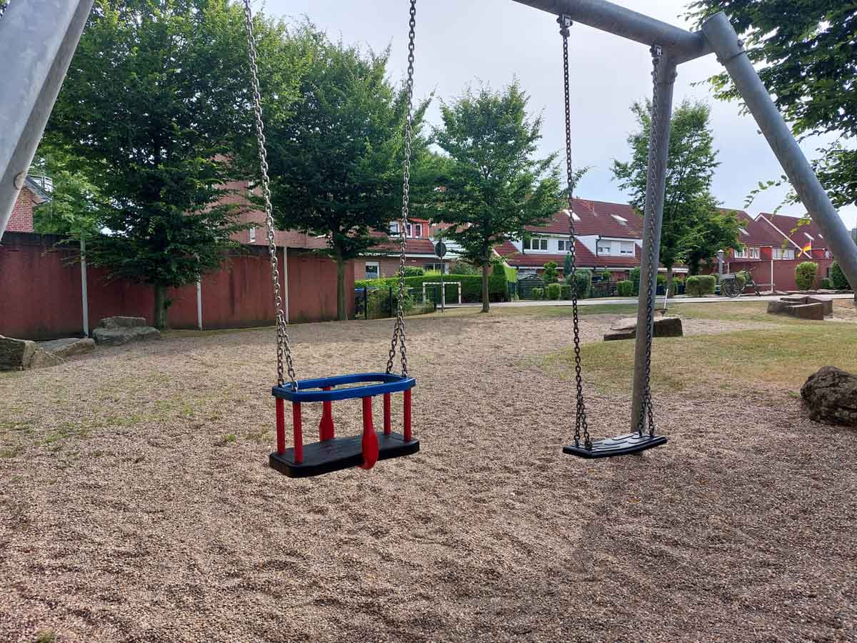 Arg leer präsentiert sich schon einige Monate der Spielplatz am Fürstenhof/Schomberger Weg/Lohstraße. Der Kletterturm mit Rutsche war morsch und musste entfernt werden. Foto: Wagner