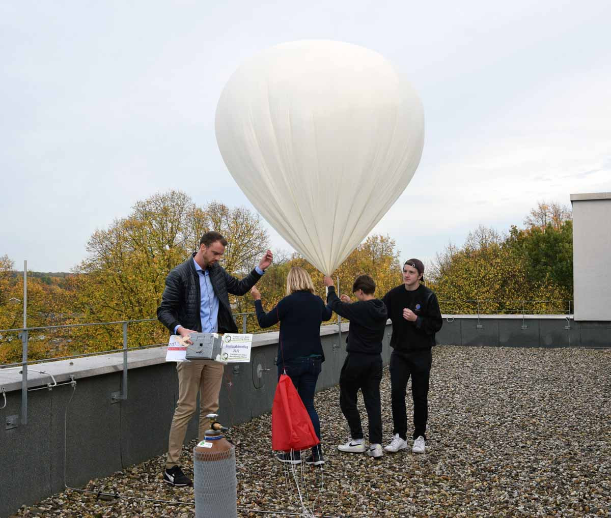 Der Wetterballon wurde vom Dach der Schule gestartet. Foto: WFG, Anita Lehrke