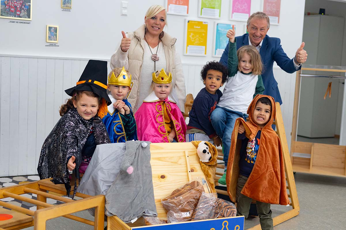 Die Kinder der Kita Pfiffikus in Werne sind begeistert von ihrer neuen Theaterkiste und einige probierten gleich die Kostüme aus. Die Kita hatte die Kiste bei einer Verlosung von Westenergie gewonnen. Foto: Isabel Schütte