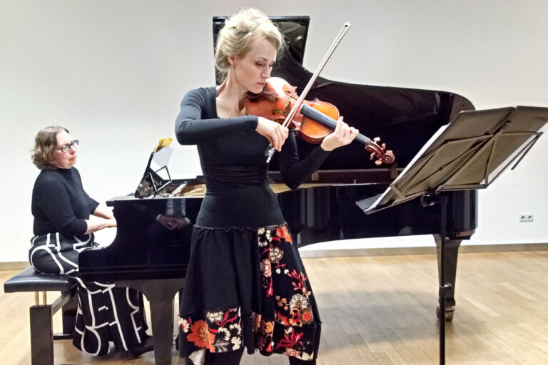 Margarita Feinstein (Klavier) und Freya Deiting (Violine) boten einen hinreißenden Einblick in die Vielfalt jüdischer Musik. Foto: Steinmüller