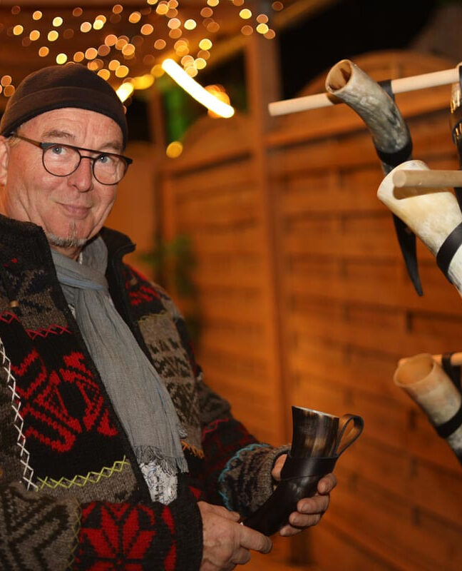 Ob man das Horn mit Glühwein befüllen kann, diese Frage stellte sich der Besucher auf dem Adventsmarkt in der Freilichtbühne. Foto: Isabel Schütte