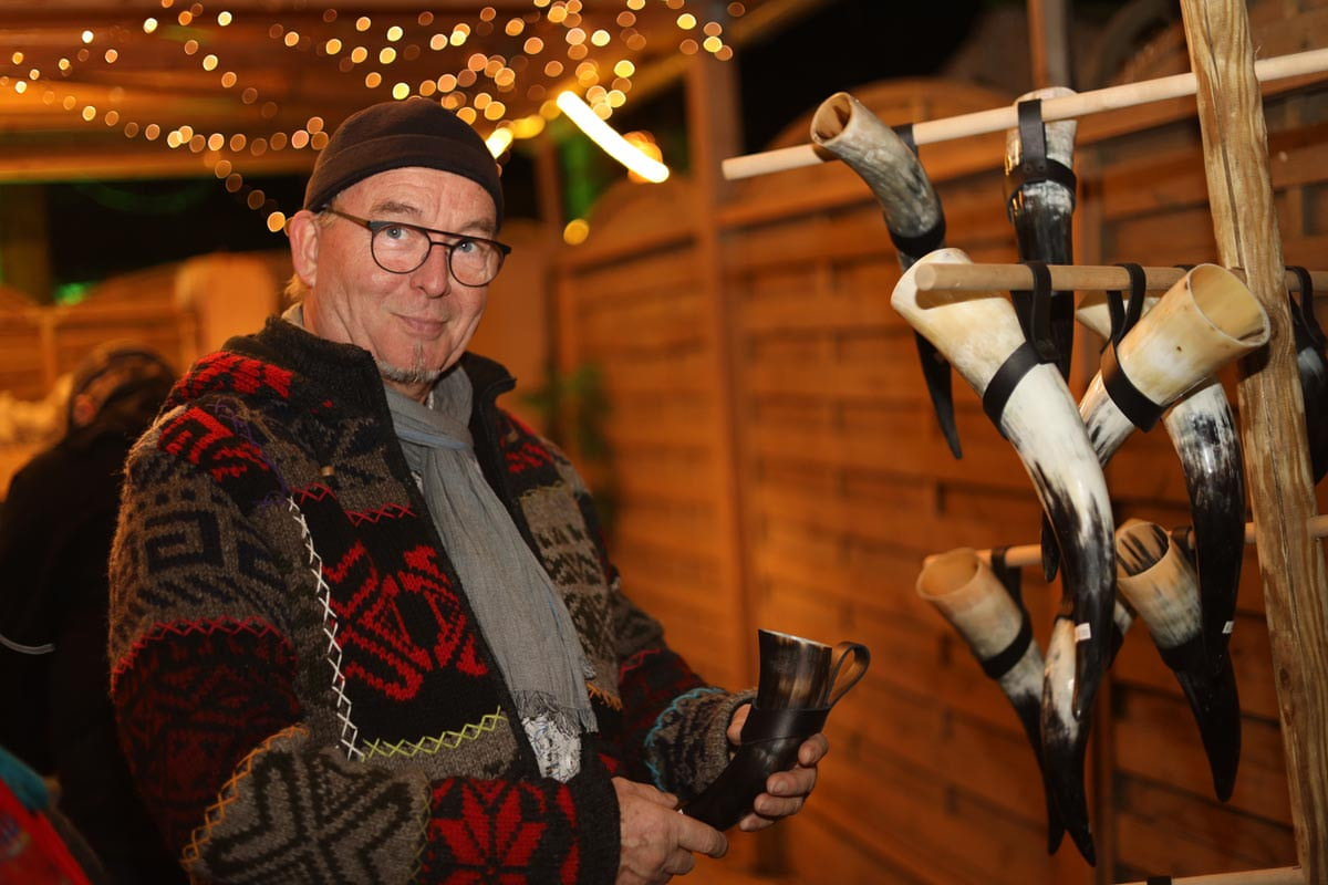 Ob man das Horn mit Glühwein befüllen kann, diese Frage stellte sich der Besucher auf dem Adventsmarkt in der Freilichtbühne. Foto: Isabel Schütte