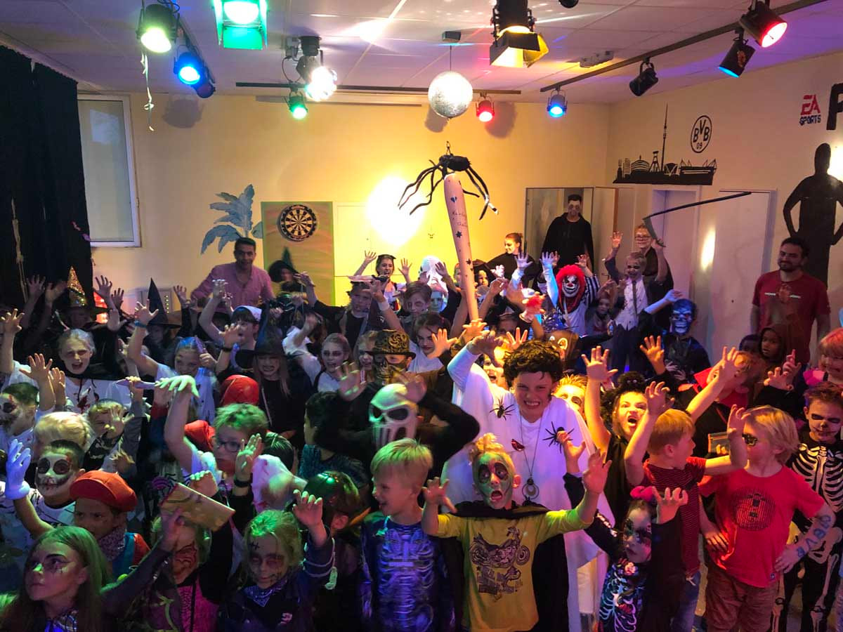 Ausgelassen feierten rund 100 Mädchen und Jungen eine Halloween-Party im Jugendzentrum Paradise in Stockum. Foto: privat