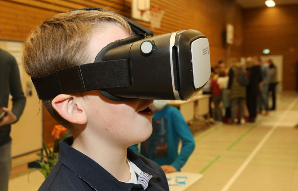 Das Abtauchen in ungewohnte Welten war beim Aktionstag mit VR-Brillen möglich. Foto: Volkmer 