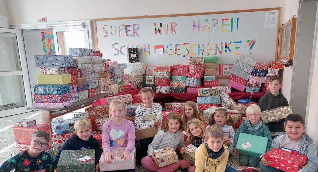 Zahlreiche Weihnachtspäckchen für den guten Zweck hatte die Uhlandschule geschnürt. Foto: Wagner