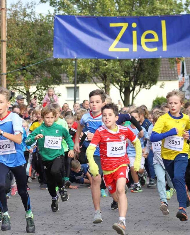 Die gute Organisation und viele helfende Hände zeichnen den Westerwinkellauf aus. Selbst der Wettergott hatte ein Einsehen und schickte noch ein paar Sonnenstrahlen. Foto: Isabel Schütte
