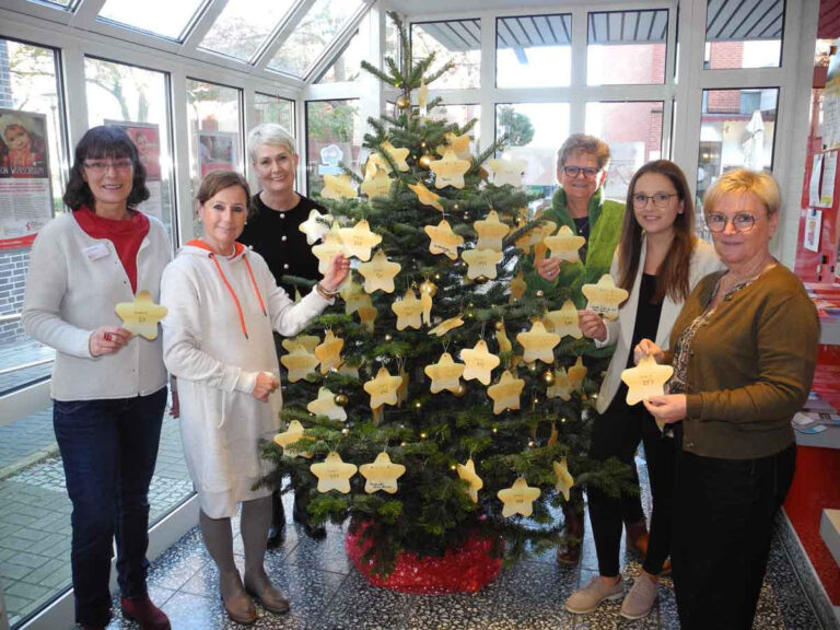 Stellten die Wunschbaum-Aktion in der Familienbildungsstätte vor: (v.li.) Monika Wesberg (Leiterin der Familienbildungsstätte), Margret Banken (Caritas-Bereichsleiterin), Petra Hermes (Caritas), Andrea Blanke-Piepenkötter (Caritas), Jana Kanngießer (Kita St. Johannes/Kirchengemeinde St. Christophorus) und Ute Waterhues (Caritas). Foto: Klaus Brüggemann