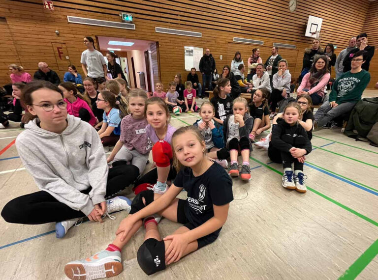 Der Volleyball-Sonntag begeisterte Groß und Klein - erst beim Jugendturnier, später beim Spiel der 1. Damen in der Linderthalle. Foto: Kollhoff