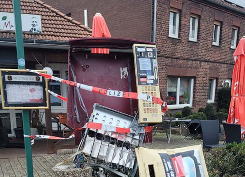 Der Zigarettenautomat vor Onkel Mo's Pizza in Stockum wurde gesprengt. Foto: Klingbeil