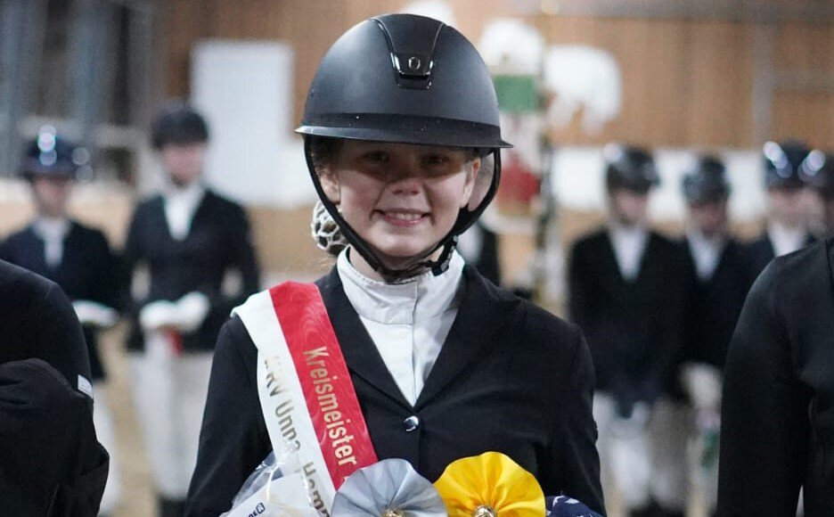 Gold mit der Pony-Mannschaft, Silber in der Einzelwertung: Marie Schwert räumte bei den Jugend-Kreismeisterschaften richtig ab. Foto: privat