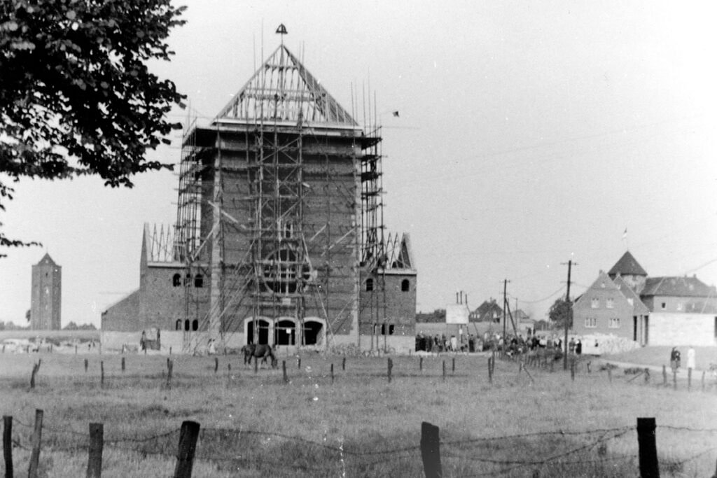 Zum Richtfest am 10. Juni 1952 kamen viele Einwohner zur Baustelle.  	Foto: Archiv