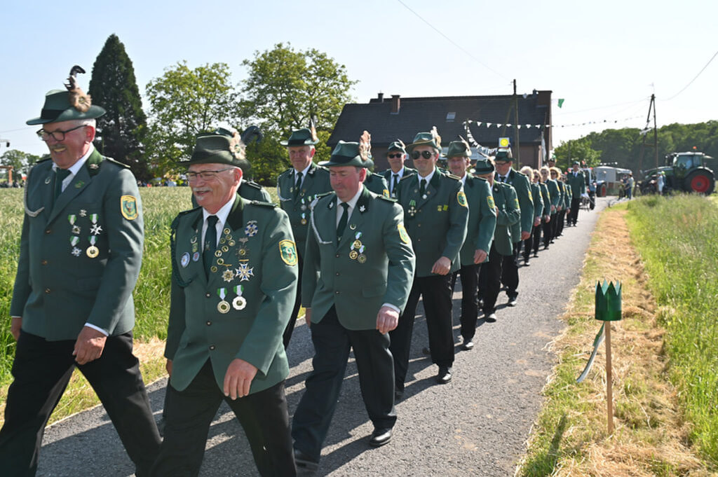 Nach dem großen Zapfenstreich folgte der Festumzug zur Festwiese. Foto: MSW